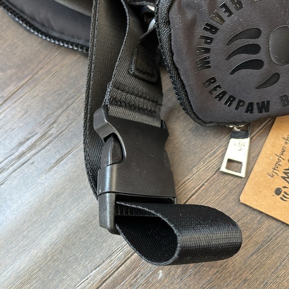 BEARPAW Crossbody/waist bag/fanny pack, double zip compartments + ear pod case - Picture 9 of 14